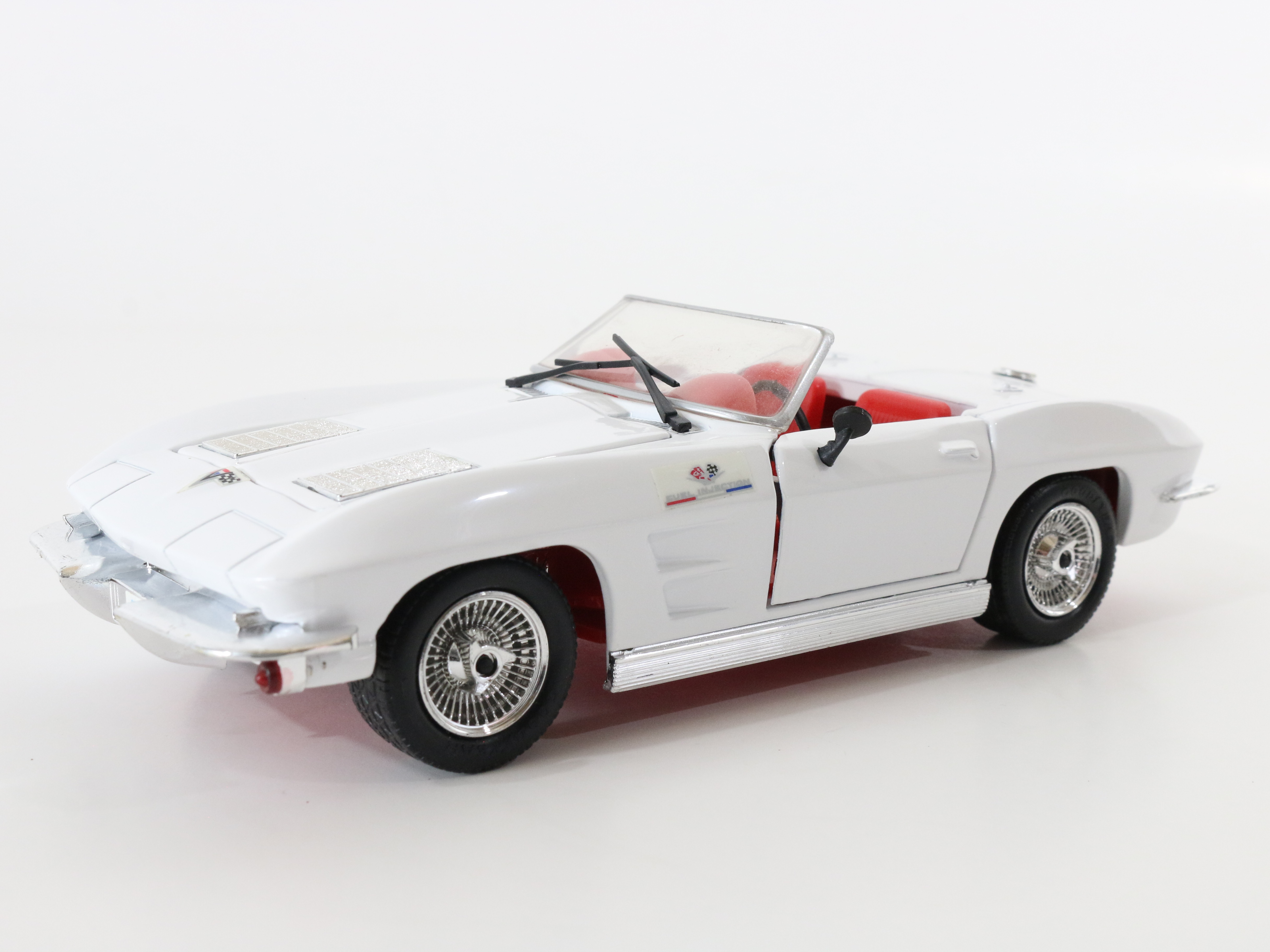 ミニカー REVELL 1988 ALL RIGHTS RESERV ED 1988 Chevrolet Corvette Stingray White & Red Revell 1:24
