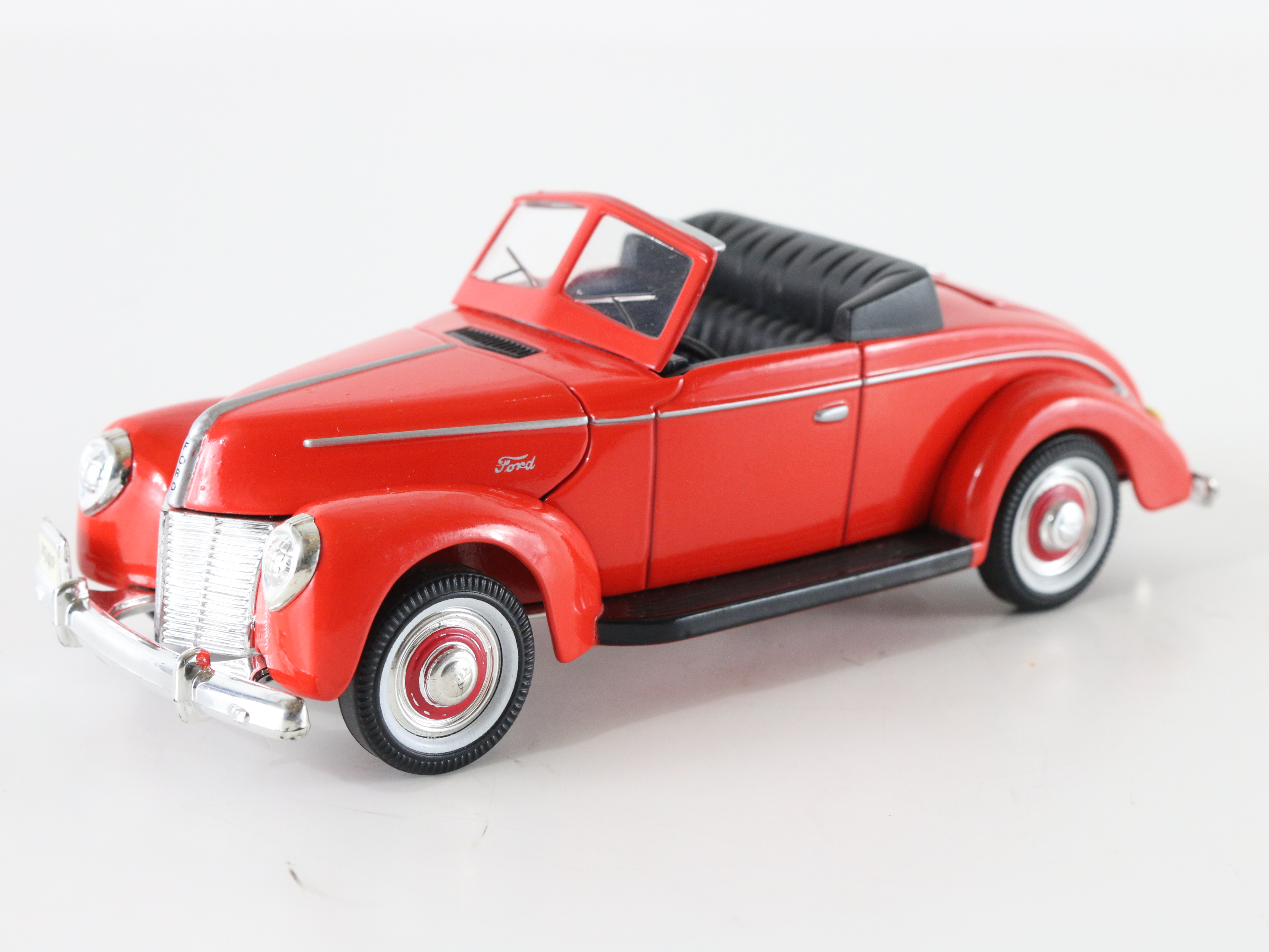 1940 Ford Roadster Convertible Red & Black Golden Wheel 1:32 9520